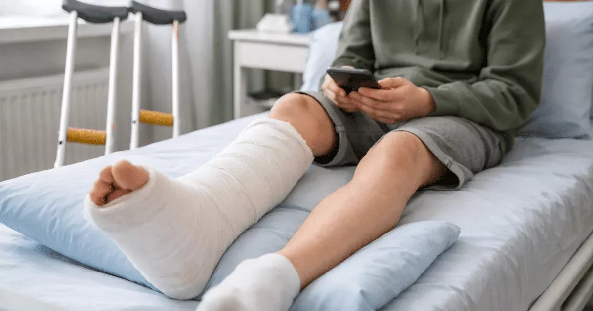 У Києві матір покинула 14-річного сина на два тижні зі зламаною ногою — у дитини анорексія та розлади органів.