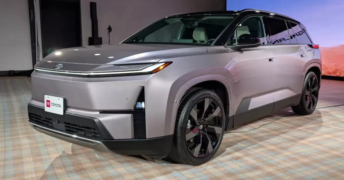 Довгоочікуваний кросовер Toyota Highlander 2027 показали наживо.