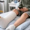 У Києві матір покинула 14-річного сина на два тижні зі зламаною ногою — у дитини анорексія та розлади органів.