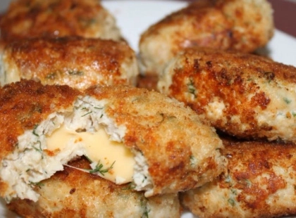 Соковиті курячі котлети з сиром і вареними яйцями: ділимося рецептом оригінальної страви