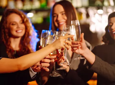 Кінець епохи барів? Чому зумери обирають тверезість і як це знищує традиційне нічне життя