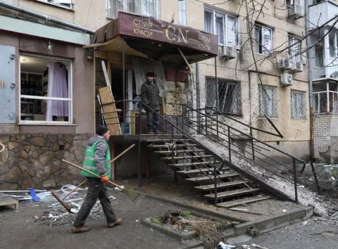 Окупанти вдарили по житлових кварталах Херсона — відомо про сімох постраждалих. Фото та відео