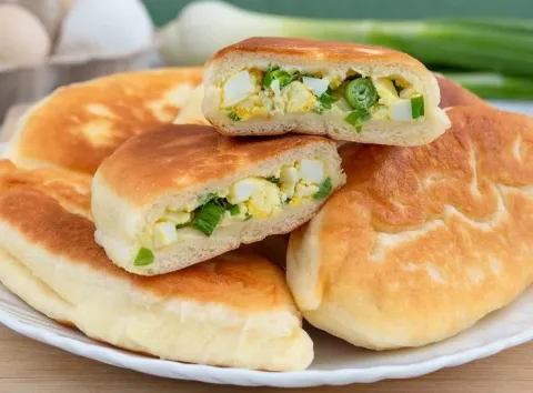 Смачні смажені пиріжки з яйцями та зеленню: готуються за лічені хвилини