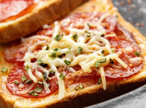 Швидко і ситно: гарячі бутерброди за 2 хвилини — рецепт за копійки