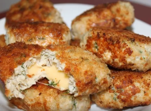 Соковиті курячі котлети з сиром і вареними яйцями: ділимося рецептом оригінальної страви