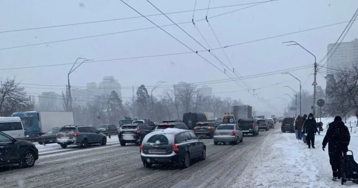 Київ зупинився: через погоду та ДТП столицю скували численні затори. Подробиці та відео