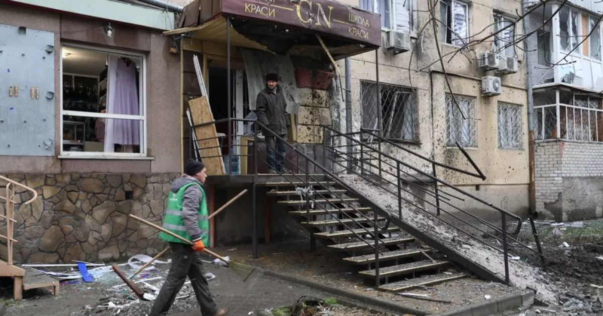 Окупанти вдарили по житлових кварталах Херсона — відомо про сімох постраждалих. Фото та відео