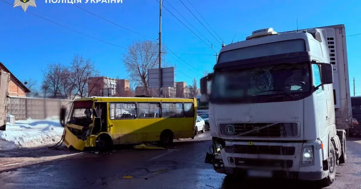 У Києві вантажівка протаранила маршрутку: є постраждалі.