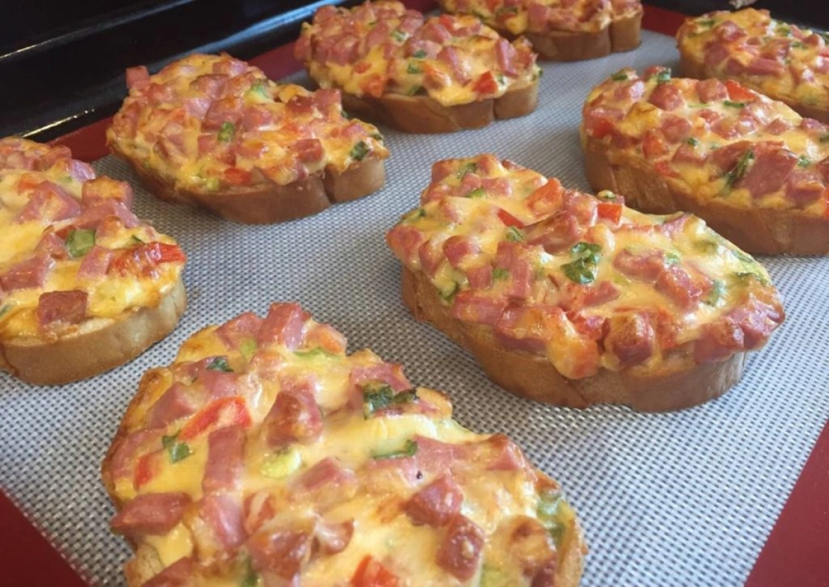 Гарячі бутерброди зі смачною начинкою: ділимося легким рецептом