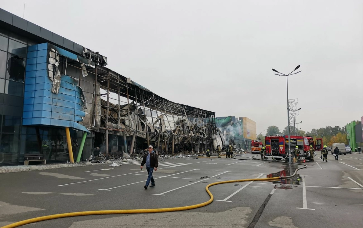 Пошкоджений Decathlon на Почайній: що буде з онлайн-замовленнями