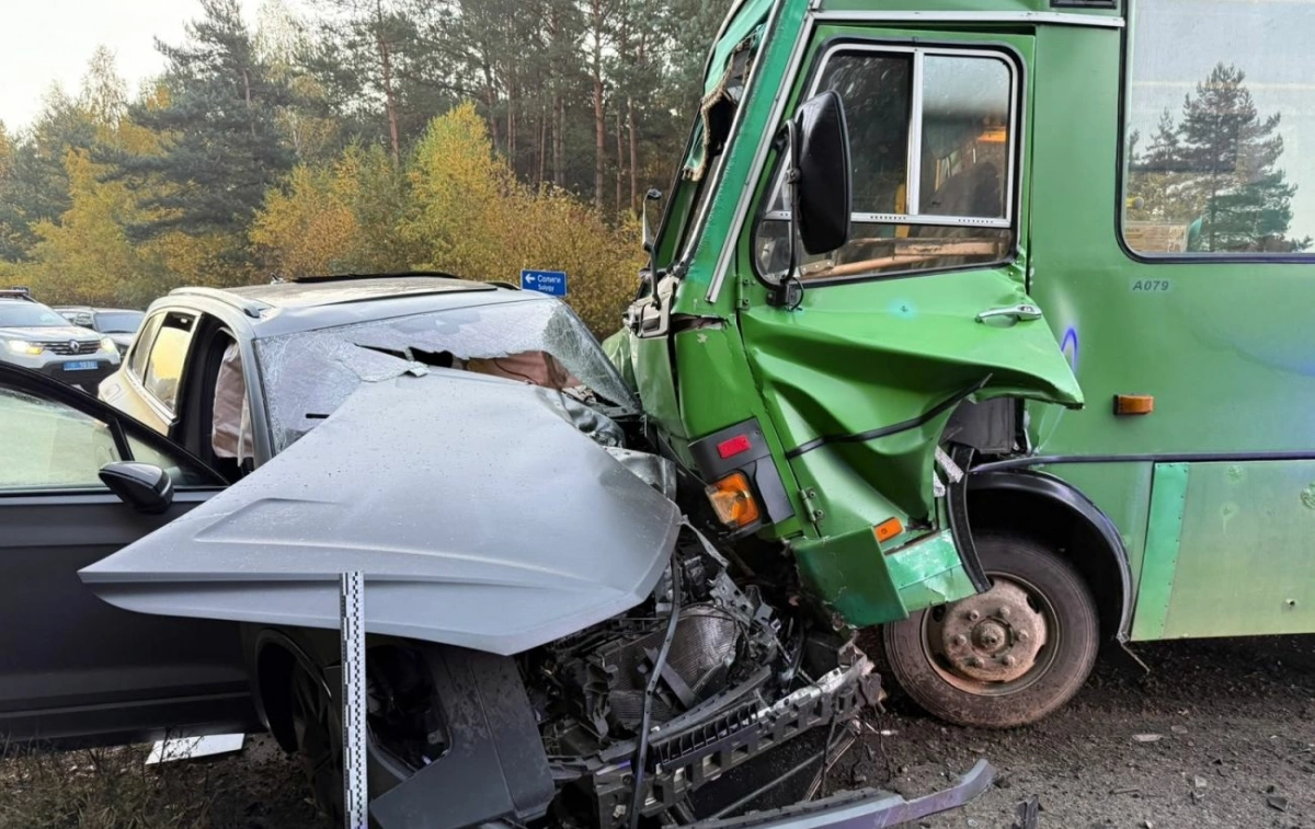 Ранкова ДТП на Львівщині: автобус зіткнувся з Touareg, п’ятеро людей у лікарні