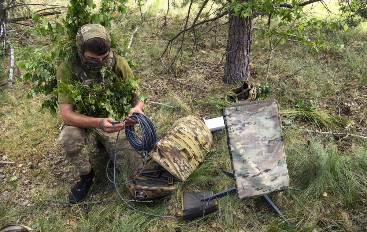 У Зеленського відповіли Маску: чи могли ЗСУ використати Starlink для ударів дронами