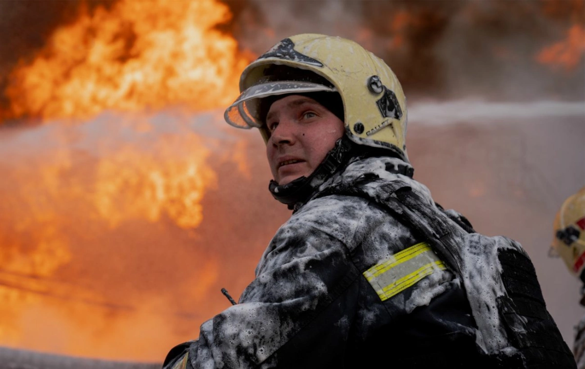 У Харкові дрони вдарили по ТЦ: поранені троє рятувальників, знищена пожежна автоцистерна