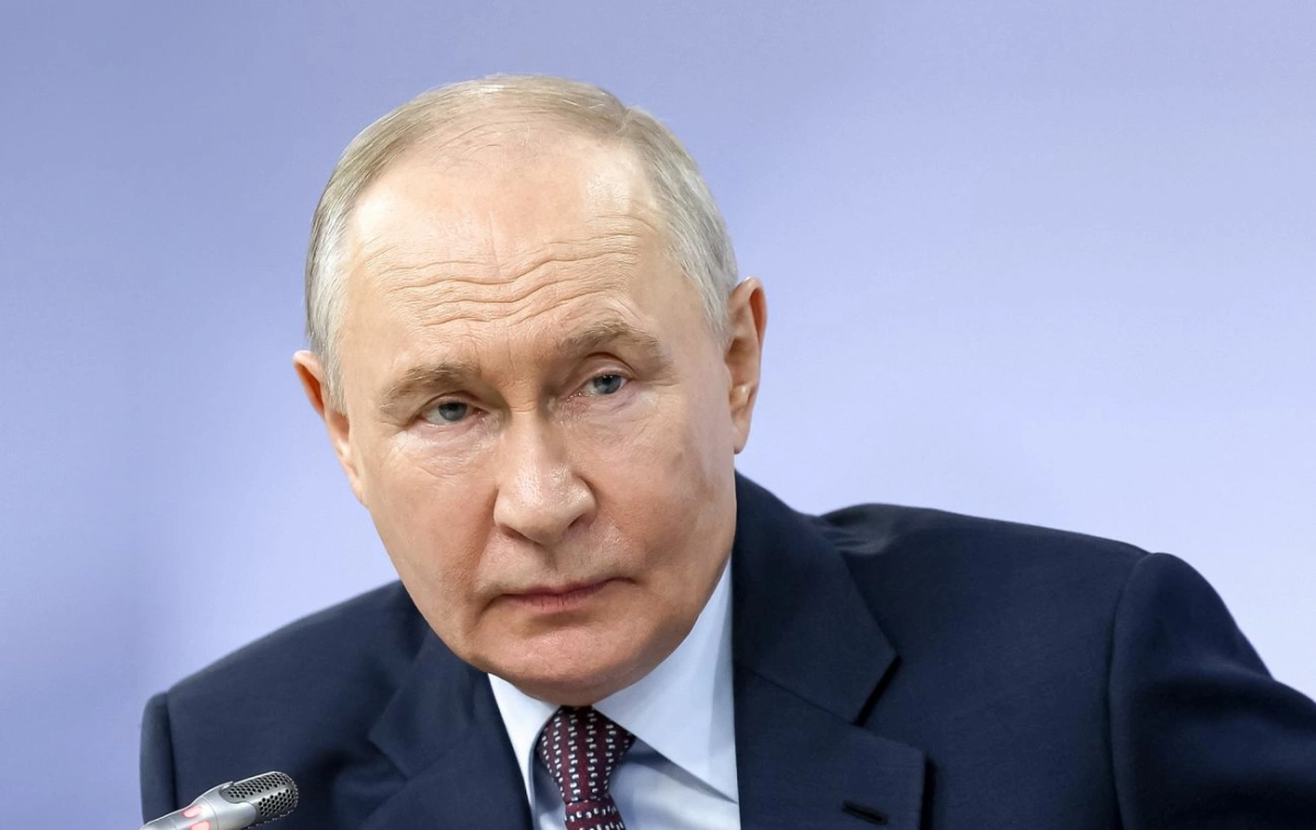 «Ледве не плакали»: путін визнав, що санкції боляче вдарили по росії — і назвав їх «дурістю»