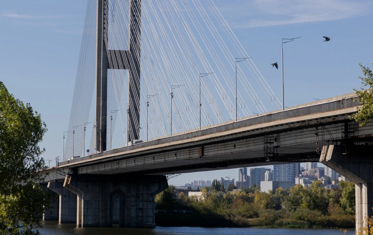 Росія знову пошкодила Південний міст: які станції метро в Києві закриті