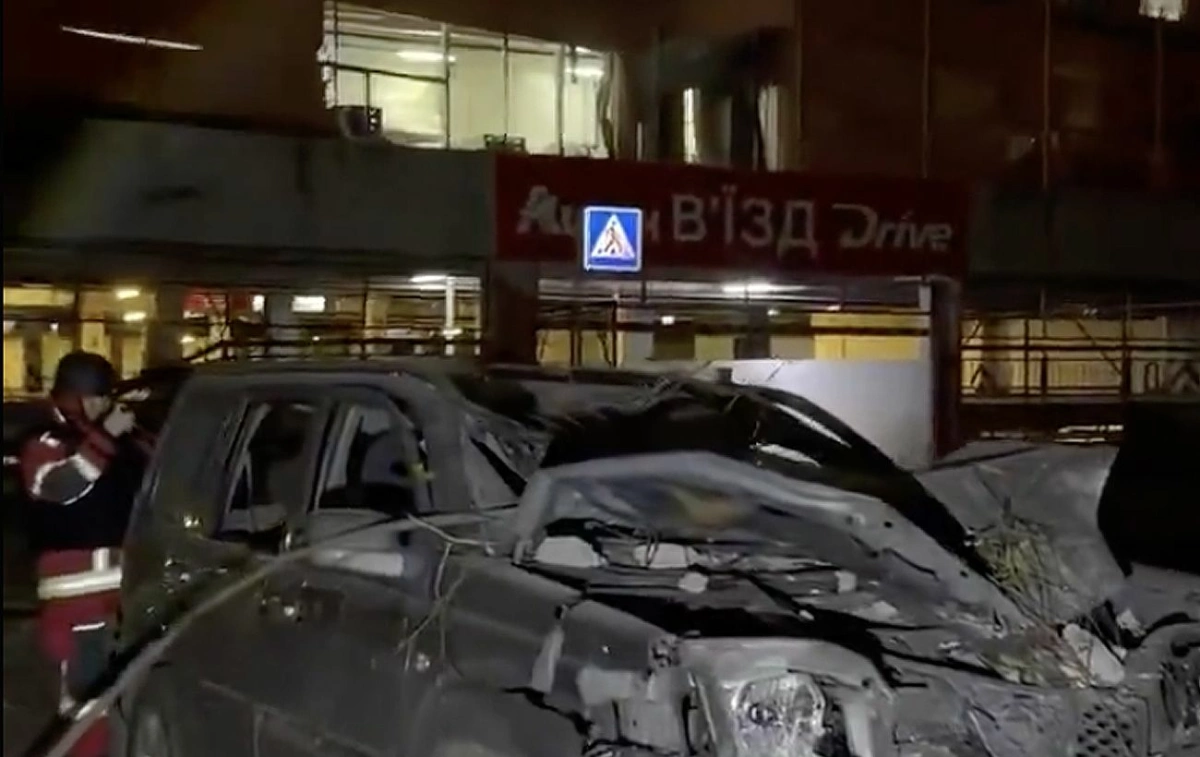 Російська атака пошкодила Auchan у Києві: магазин тимчасово закритий