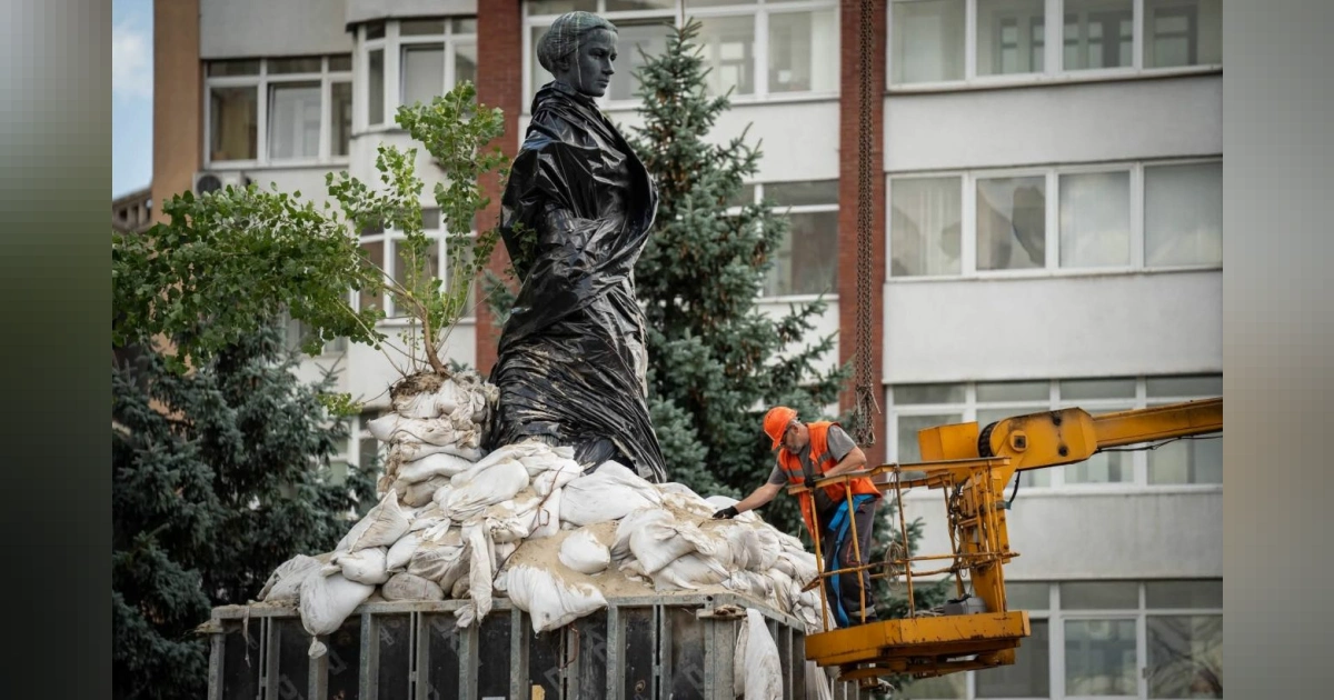 У Києві знімають захист із пам’ятників: що виявили фахівці