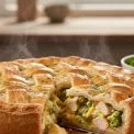 Ідеальна вечеря для всієї родини: ситний пиріг з куркою та броколі, який готується за копійки