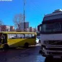 У Києві вантажівка протаранила маршрутку: є постраждалі.