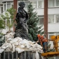 У Києві знімають захист із пам’ятників: що виявили фахівці