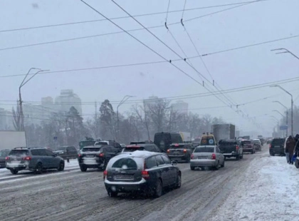 Київ зупинився: через погоду та ДТП столицю скували численні затори. Подробиці та відео