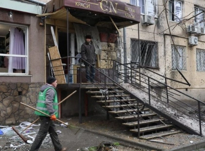 Окупанти вдарили по житлових кварталах Херсона — відомо про сімох постраждалих. Фото та відео