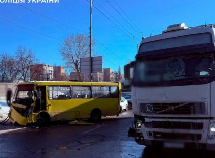 У Києві вантажівка протаранила маршрутку: є постраждалі.
