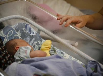 В Україні народжуваність впала до 0,8 дитини на жінку, а смертність майже вчетверо вища