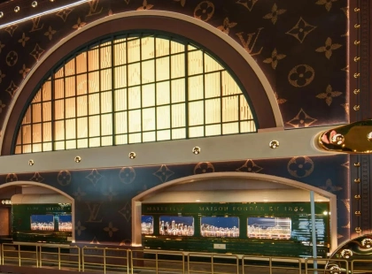 Louis Vuitton створив у Гонконзі гігантський вокзал-валізу: фото незвичайної інсталяції