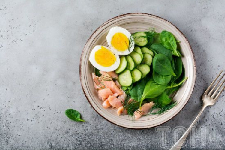 Салат із сьомгою яйцем та огірками: рецепт ефектної закуски (GlavPost)