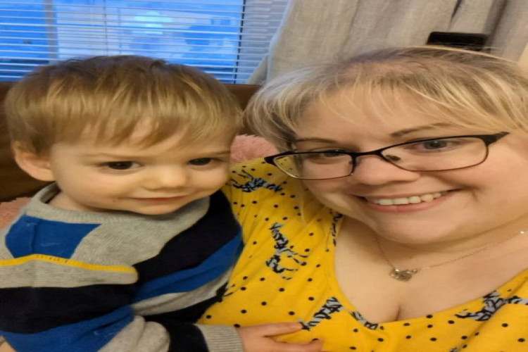 Мама виявила рідкісний рак у сина, використовуючи лише спалах камери телефону (GlavPost)