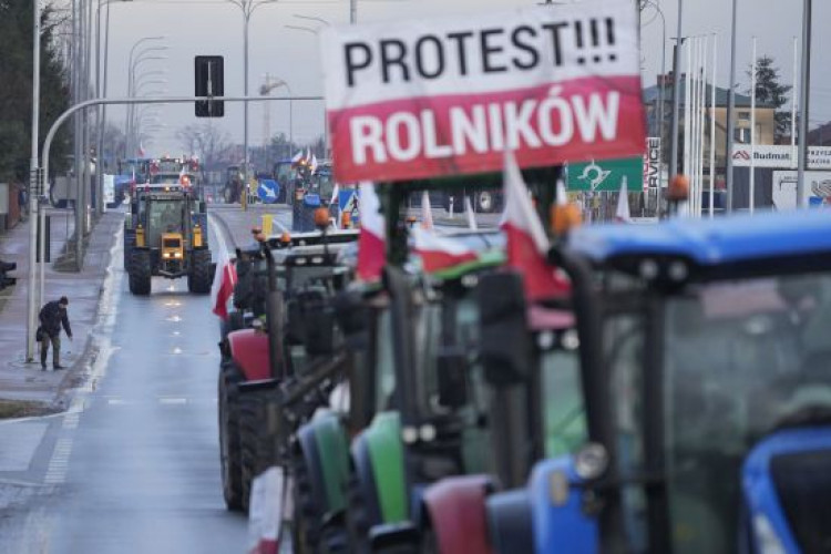 Польські фермери влаштували акцію протесту на трасі, яка з'єднує Варшаву і Берлін (GlavPost)