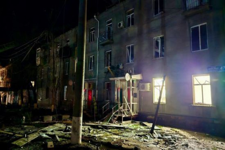 Щонайменше 10 людей зазнали поранень внаслідок атаки окупантів на Харків.  (GlavPost)