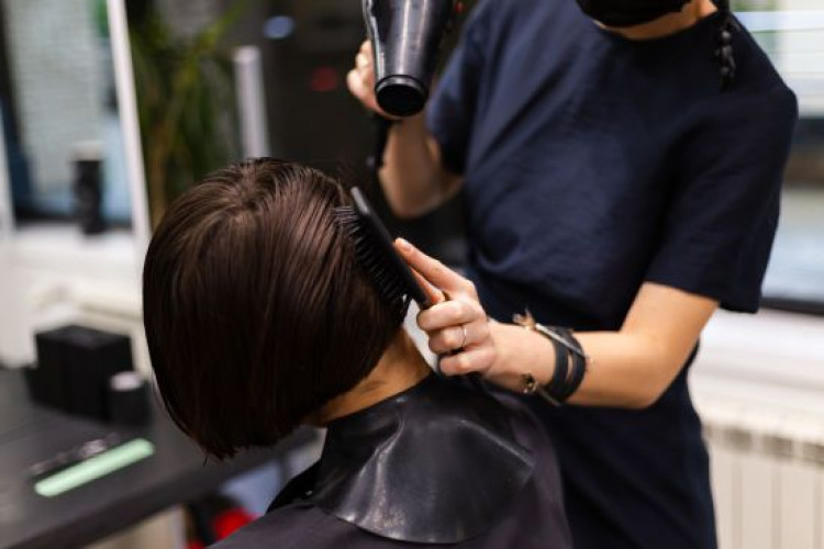 Названо нову стрижку, яка пасує всім жінкам: зачіска набирає шаленої популярності у світі (GlavPost)