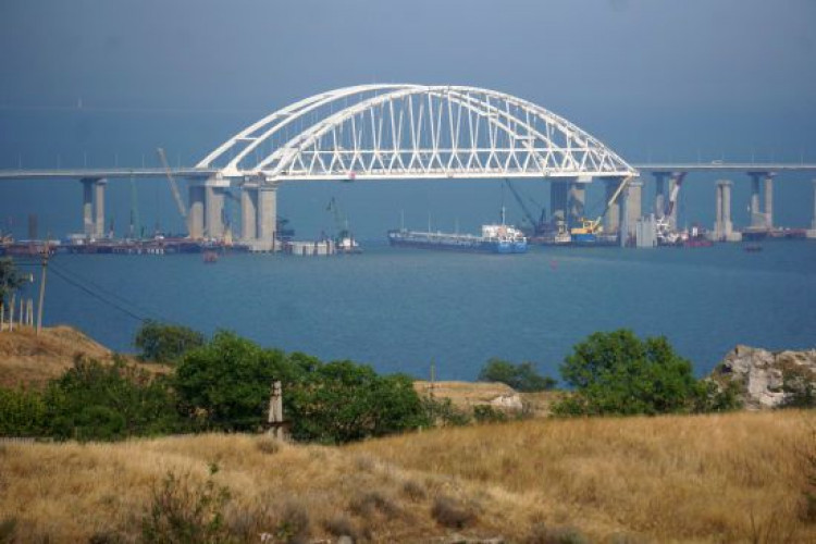 Окупанти тимчасово перекрили рух мостом через Керченську протоку (GlavPost)