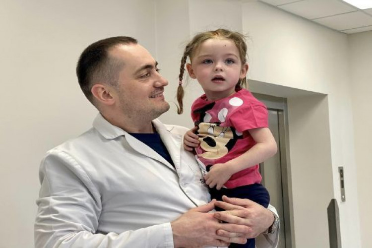 У Львові нейрохірурги провели складну операцію на мозку 4-річній дівчинці з Північної Ірландії (GlavPost)