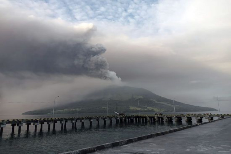 В Індонезії почалося виверження вулкана: тисячі людей евакуюють (GlavPost)