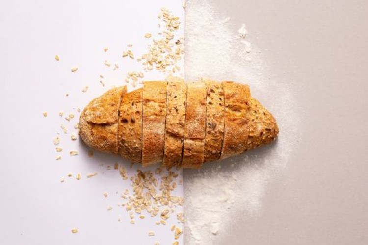 Хлібні крихти не можна прибирати зі столу руками: дізнайтеся, чому (GlavPost)