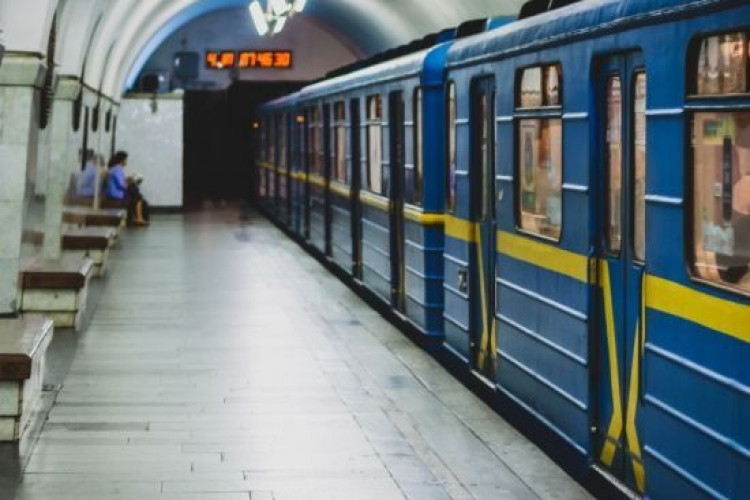 В метро Києва жінка гуляє по коліях, а чоловік на рейках "збирає гриби": що сталося (GlavPost)