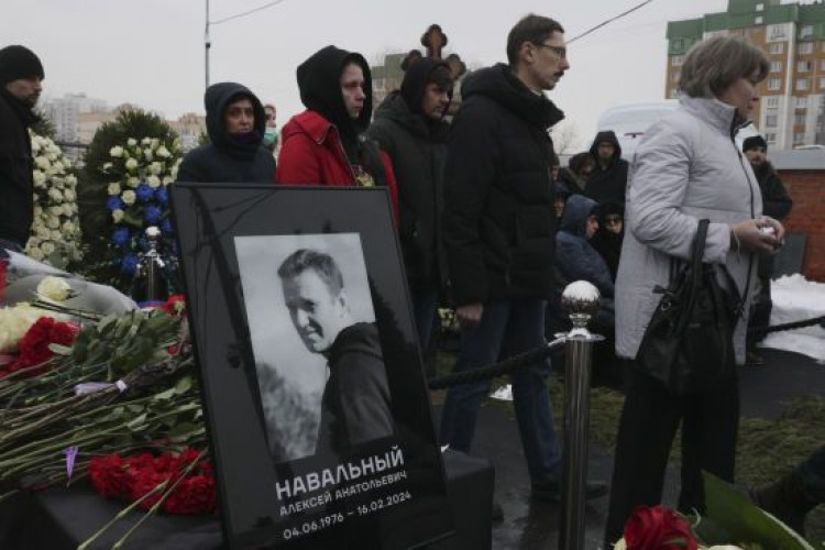 РПЦ карає непокірних: священника відсторонили від служіння за молитву на могилі Навального (GlavPost)