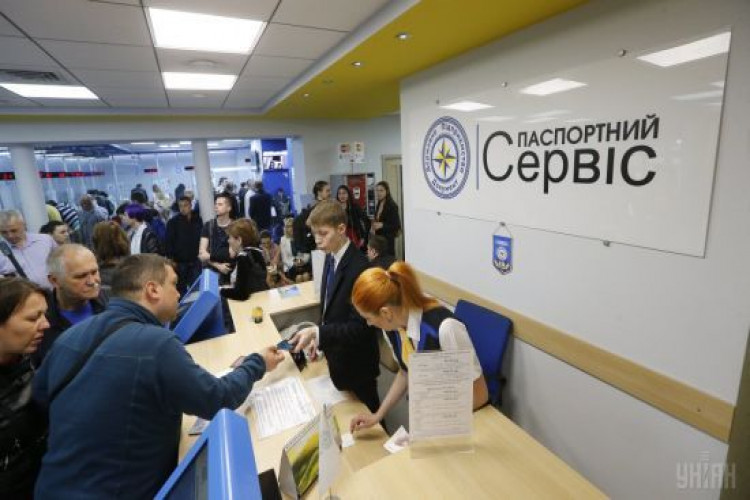 В Польщі українці заблокували паспортний сервіс: що про це відомо (GlavPost)