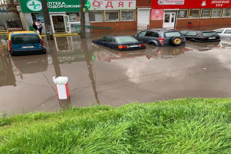 Автівки пішли під воду: місто Фастів на Київщині затопило після грози (відео) (GlavPost)