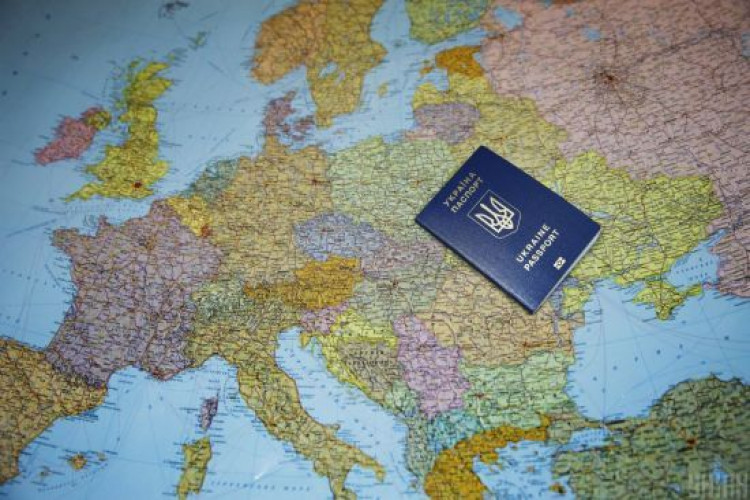 Генконсульство України в одному з міст Польщі поновило видавання паспортів: що відомо (GlavPost)
