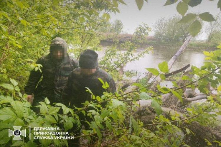 ДПС затримала незвичних порушників кордону: чоловіки перепливли річку, щоб повернулись в Україну (GlavPost)