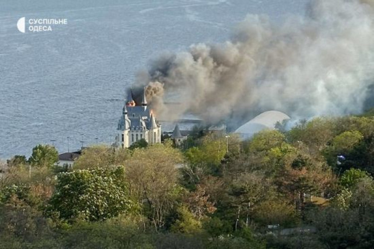 Ворог здійснив ракетний удар по Одесі: вісім поранених, горить колишній будинок екснардепа Ківалова (відео) (GlavPost)