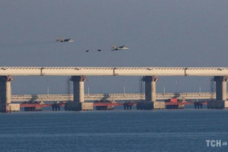 У Криму окупанти тимчасово перекрили рух мостом через Керченську протоку (GlavPost)