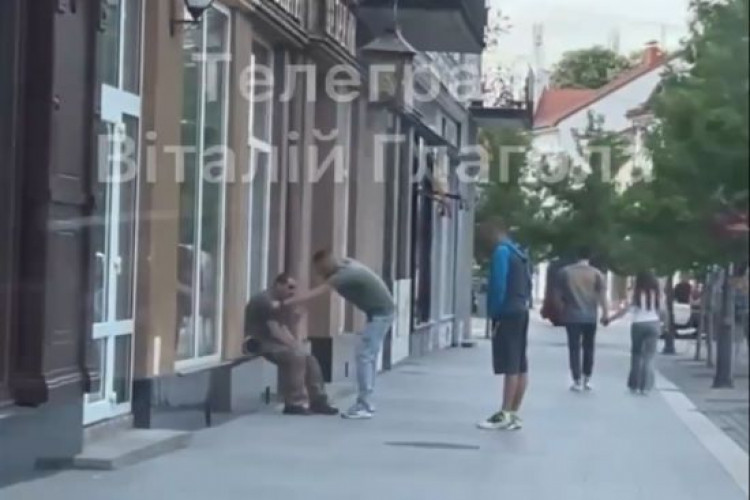 В центрі Ужгорода перехожий зірвав шеврони з військового: деталі (відео) (GlavPost)