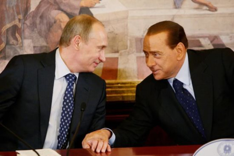 Вбив оленя та розрізав тушу: Путін зробив Берлусконі жорстокий подарунок (GlavPost)