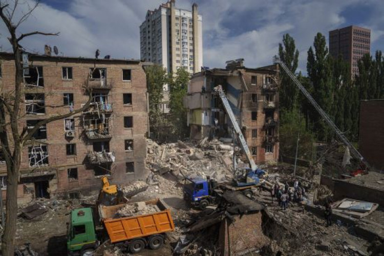 "Приліт" у багатоповерхівку в Києві: під завалами виявили ще одне тіло (GlavPost)