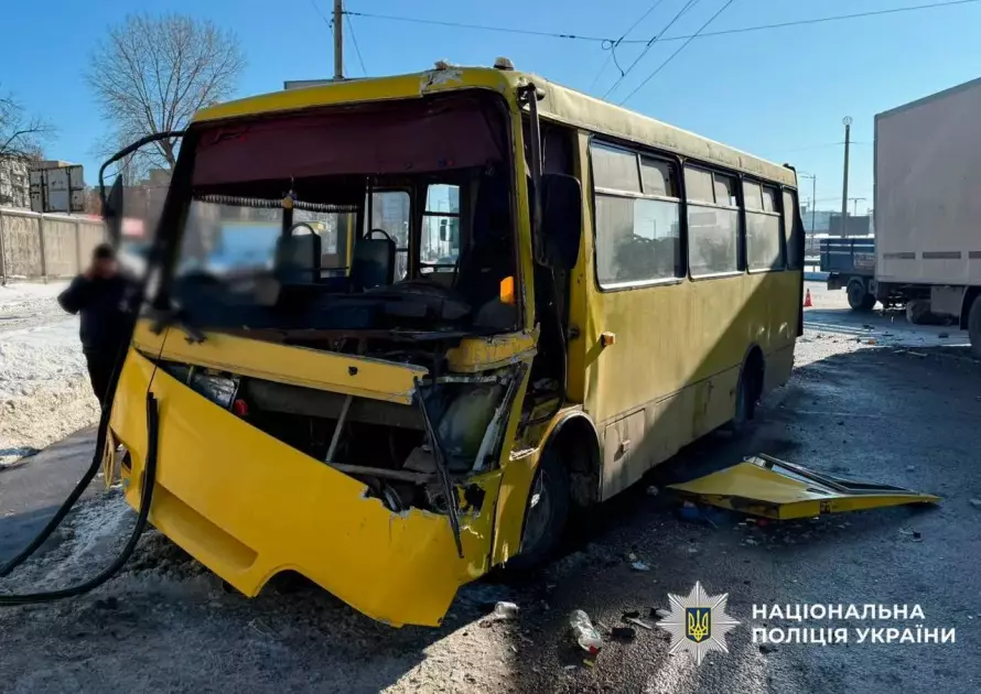 У Києві вантажівка протаранила маршрутку: є постраждалі. - 1